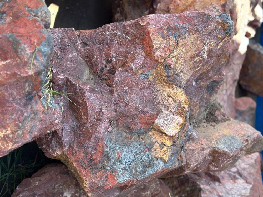 Камни для ландшафтного дизайна красно-фиолетовые 10-60 килограмм купить в Республике Дагестан