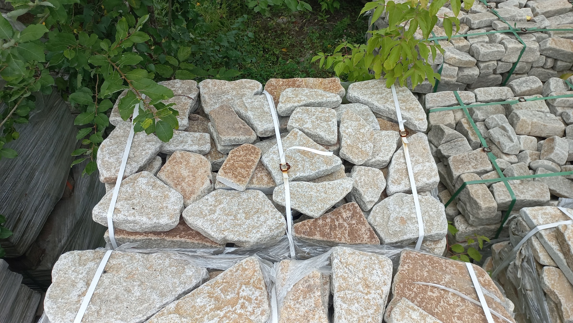 Плитняк галтованный гранитный для ландшафтного дизайна купить в Республике Дагестан