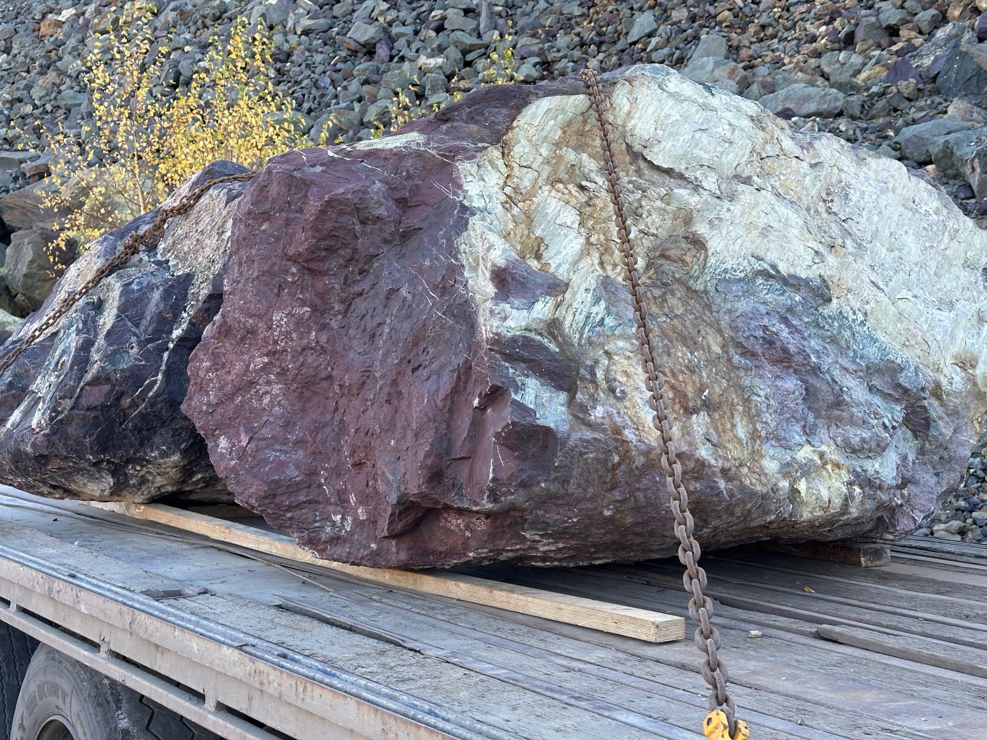 Огромные красно-фиолетовые валуны для ландшафтного дизайна весом более 5 тонн купить в Республике Дагестан