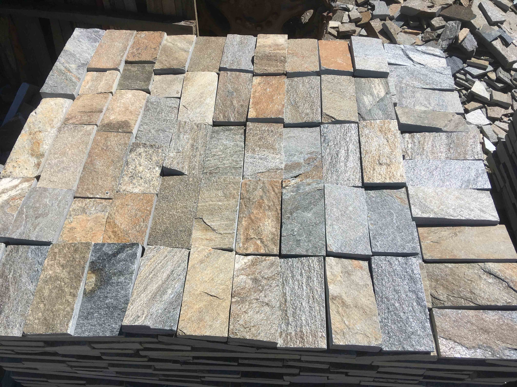 Плитка пилёная златолит Уральский для цоколя, отмостки купить в Республике Дагестан