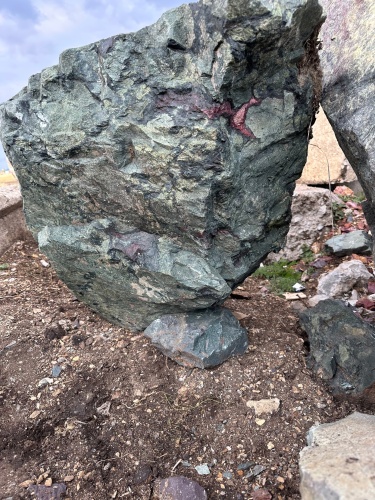 Гигантские зелёные валуны для ландшафтного дизайна весом более 5 тонн купить в Республике Дагестан