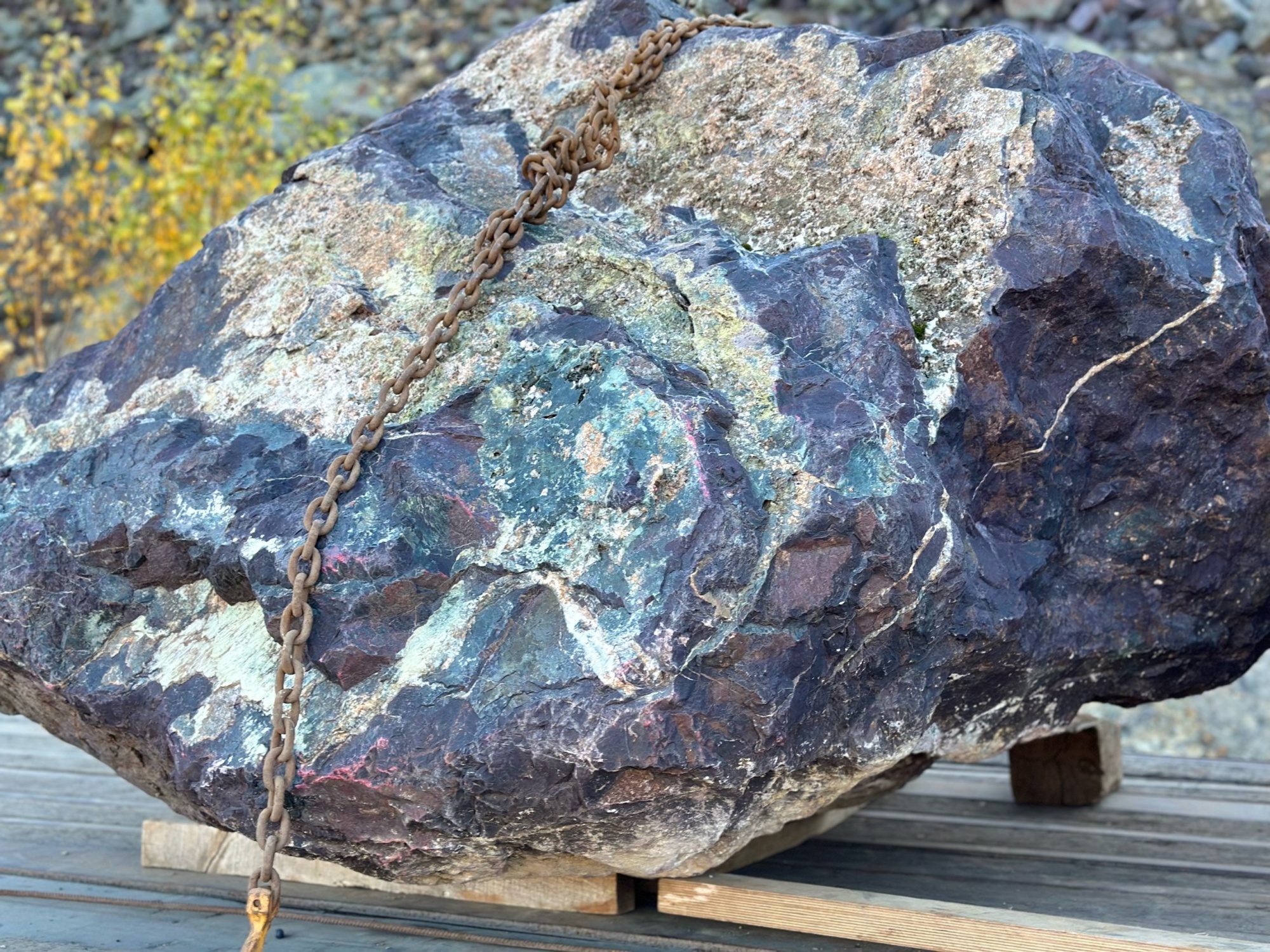 Огромные красно-фиолетовые валуны для ландшафтного дизайна весом более 5 тонн купить в Республике Дагестан