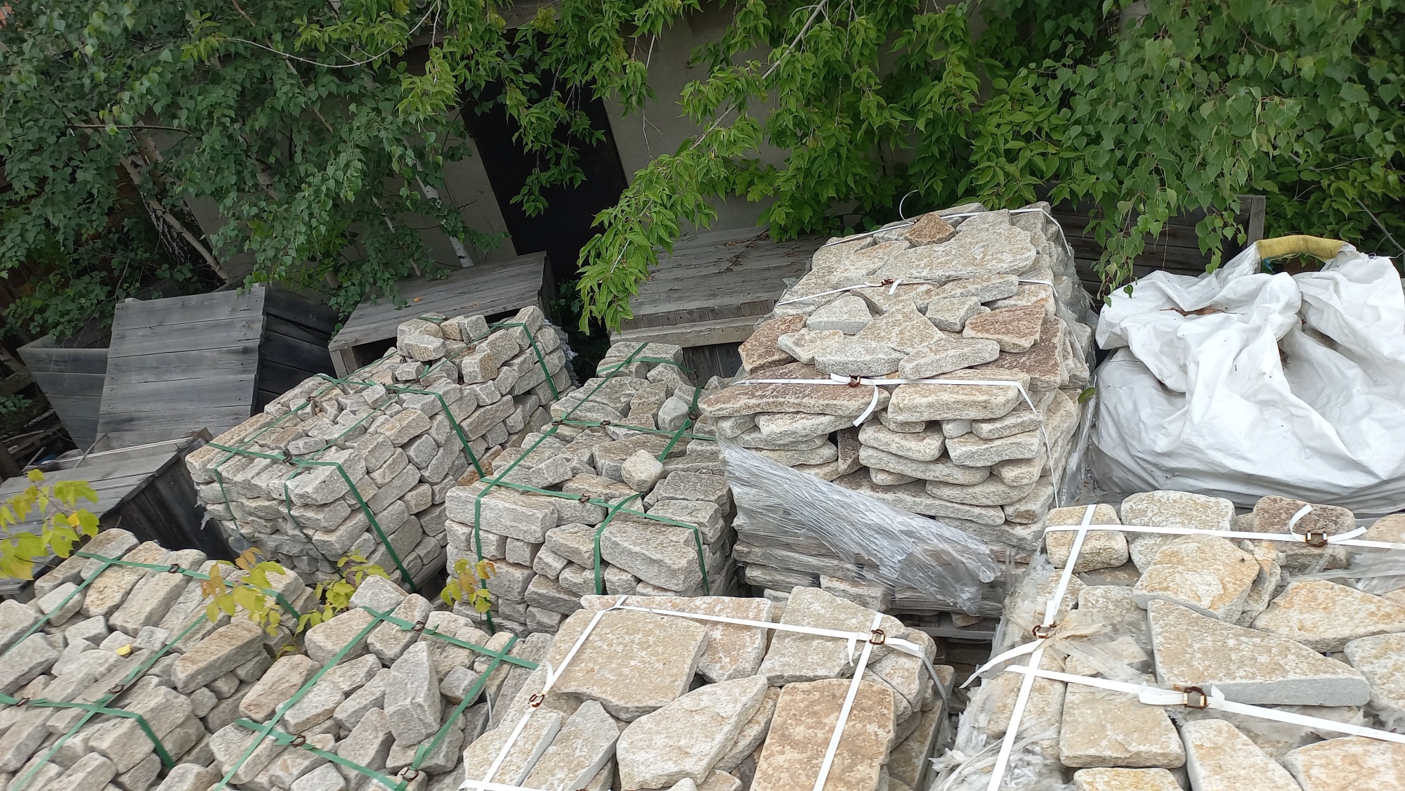 Плитняк гранитный галтованный купить в Республике Дагестан