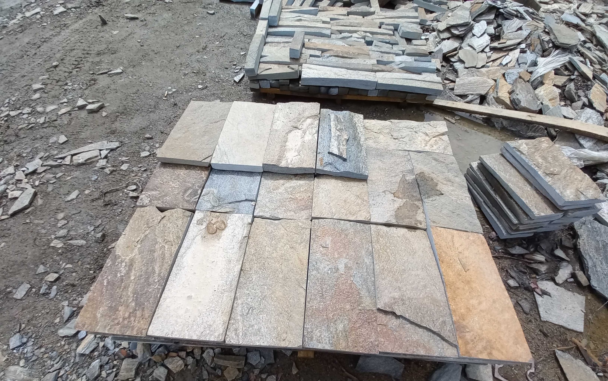 Плитка пилёная златолит Уральский для цоколя, отмостки купить в Республике Дагестан