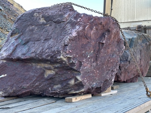 Огромные красно-фиолетовые валуны для ландшафтного дизайна весом более 5 тонн купить в Республике Дагестан