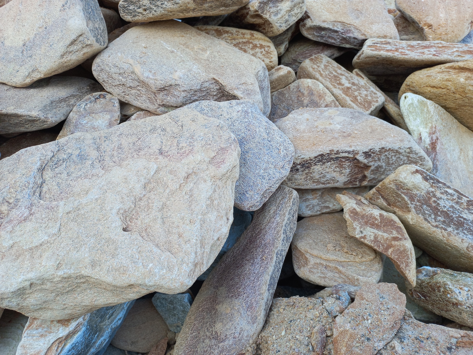 Златолит жёлтый, жёлто-зелёный глыбки и валуны для ланшафтного дизайна купить в Республике Дагестан