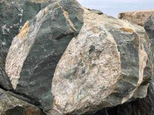 Гигантские зелёные валуны для ландшафтного дизайна весом более 5 тонн купить в Республике Дагестан