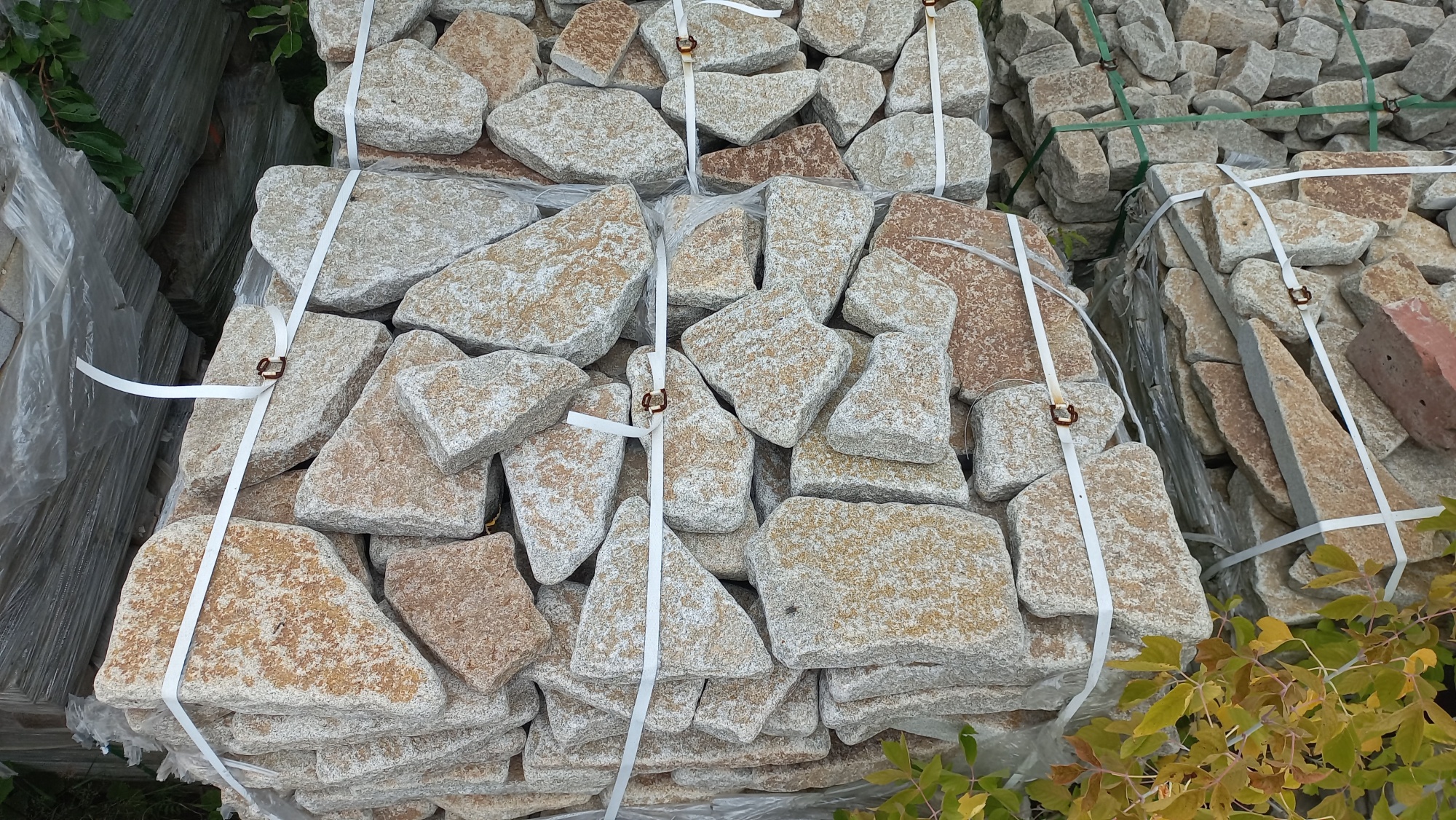 Плитняк галтованный гранитный для ландшафтного дизайна купить в Республике Дагестан