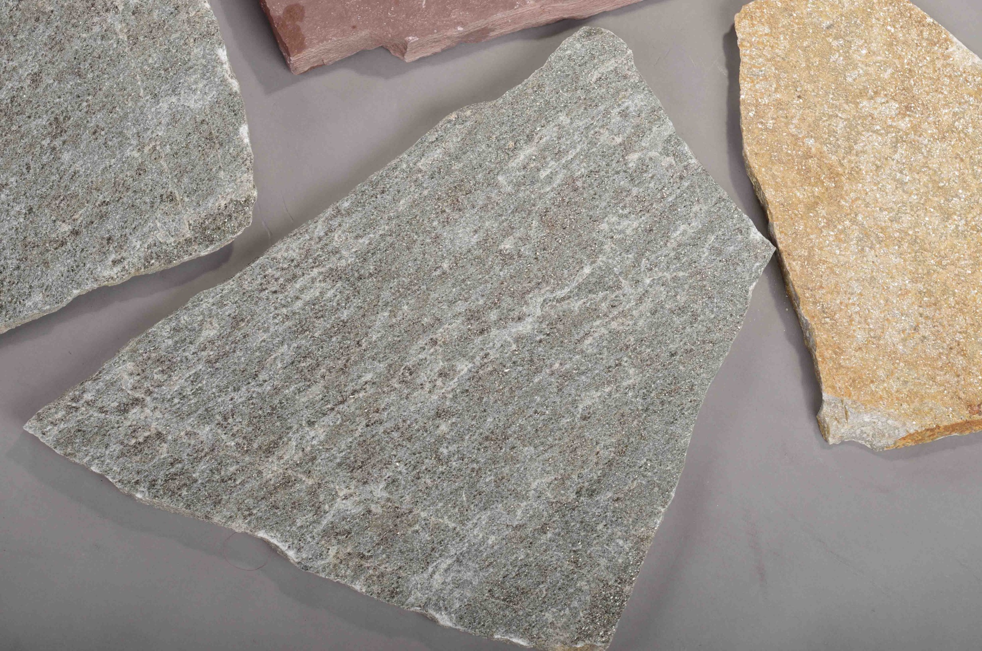 Плитняк златолит Уральский для цоколя, отмостки купить в Республике Дагестан